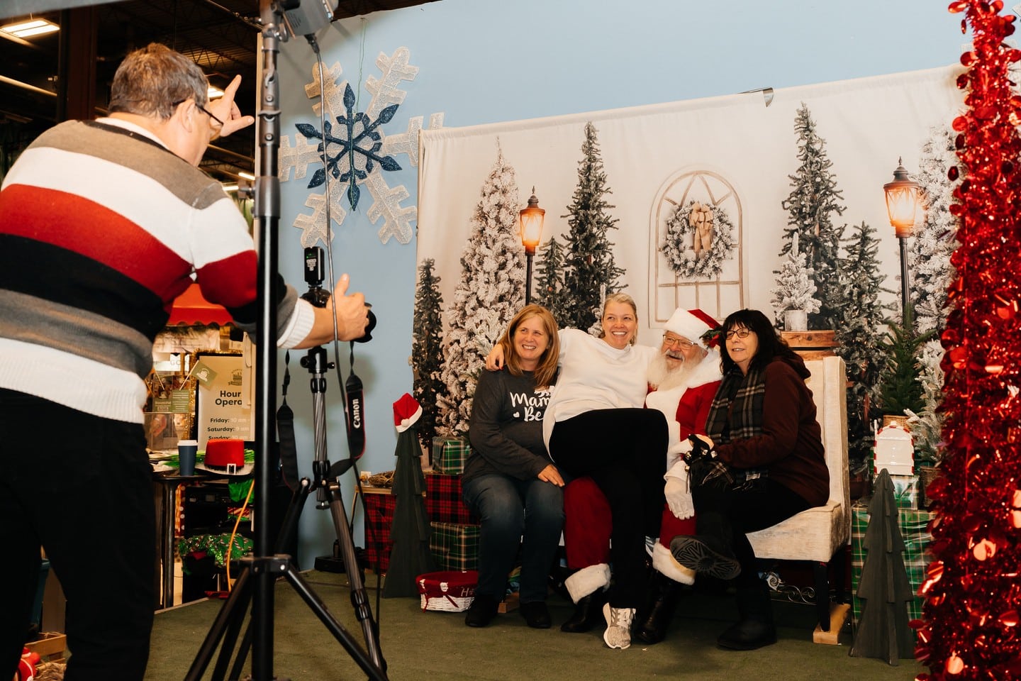 🎅 Santa is at Bountiful! 🎄
Happening every weekend Dec 5–21 during full market hours.
📸 $35 per photo session
⭐ Book ahead or pop in for walk-ins (as available).
Shop local gifts, enjoy seasonal treats, and make a festive family day out!
🕓 Fri 10–4 | Sat 9–4 | Sun 10–4
#YEGChristmas #SupportLocalYEG #BountifulFarmersMarket #YEGSanta #YEGPhotos