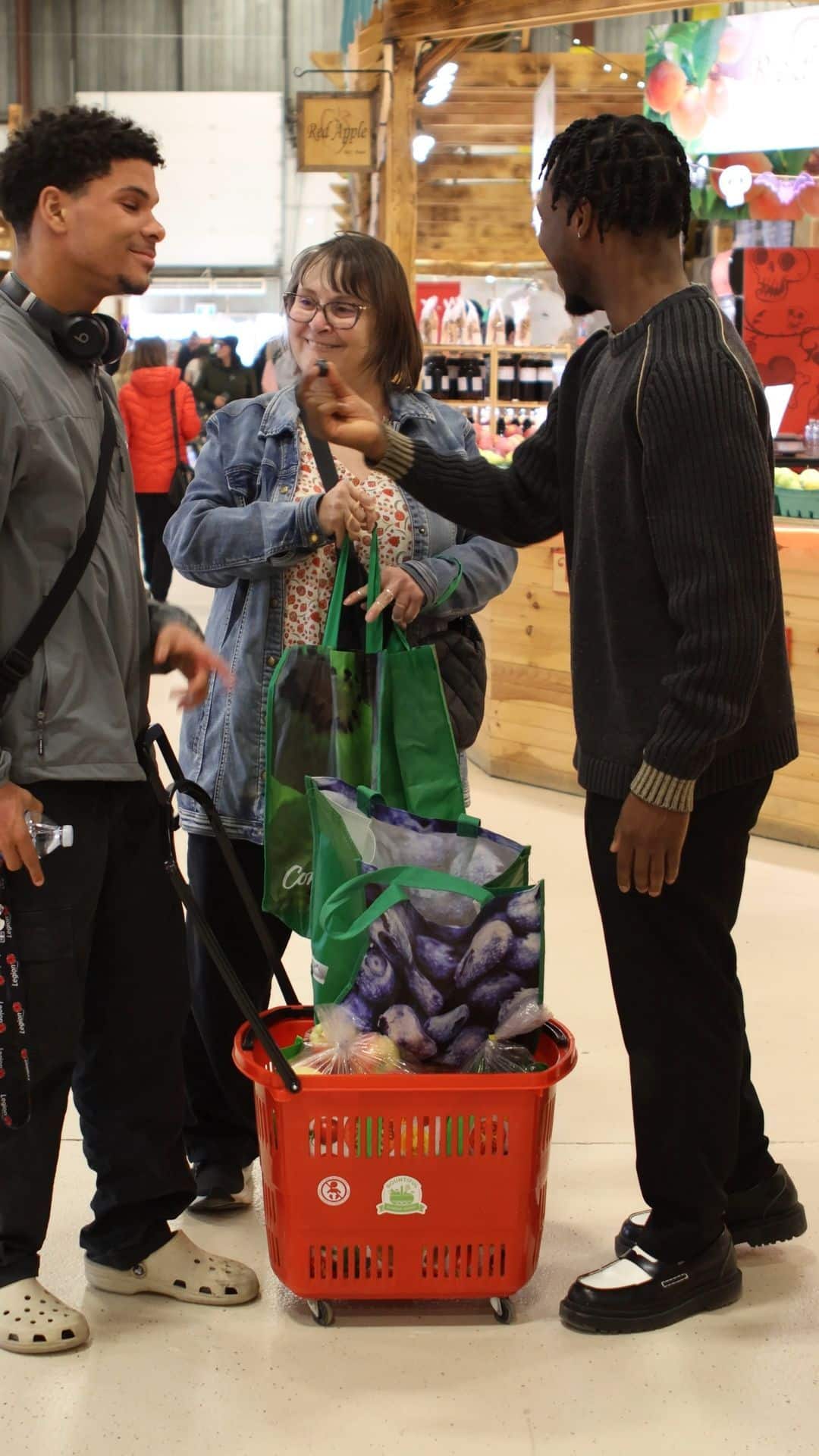 Spending quality time with loved ones at the market is the best way to celebrate the holidays. ❤️

Some fan favourites this weekend: super fresh produce from @acombefresh and delicious noodles from @golomein! 🍜🥕✨

#BountifulFarmersMarket #HolidayMarket #ShopLocal #SupportLocal #YEGLocal