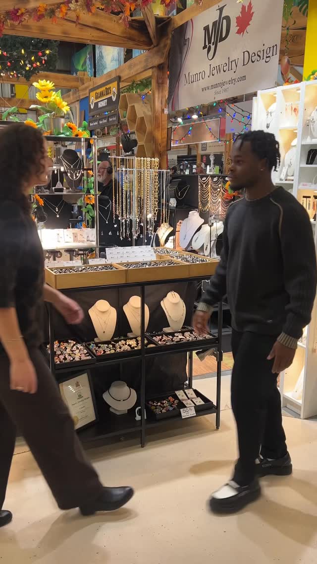 Perfect ring? Or perfect timing? 💍
We’ll take both! 😉

#HolidayGiftGuide #ShopLocal #MunroJewelryDesign #BountifulFarmersMarket YEG