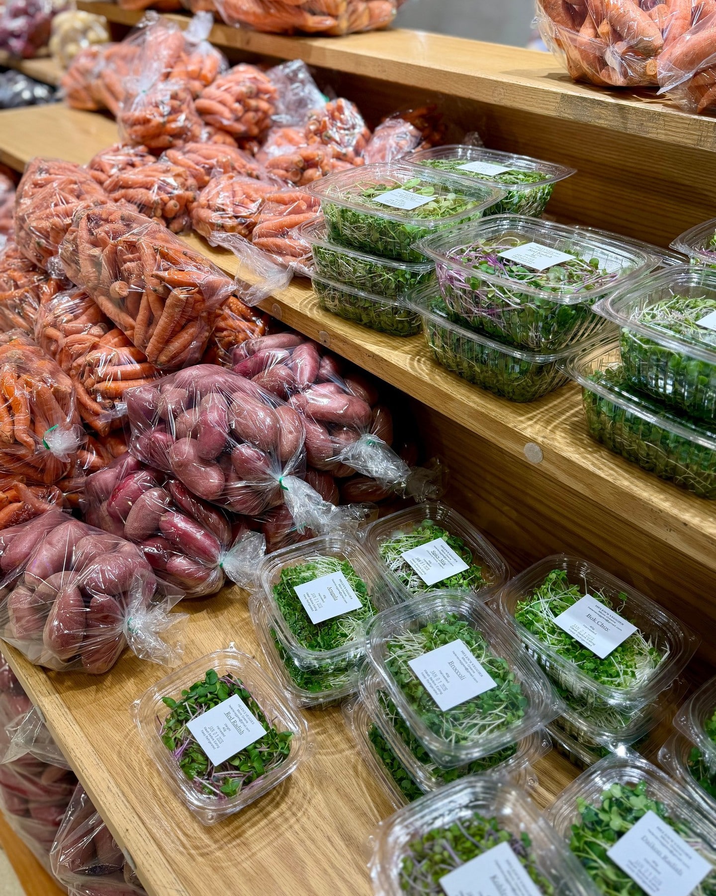 Some things are built slowly — and last.
What began as a small garden of gladiolas has grown into generations of care at @helensveggies. Rooted in traditional farming practices and guided by family hands, their vegetables are grown without chemicals, allowed to fully ripen, and harvested with intention. In January, it’s the kind of produce you trust — familiar, nourishing, and grown the right way.
📍 Booths G1–G2
🕓 Fri 10–4 | Sat 9–4 | Sun 10–4
#BountifulFarmersMarket #YEGLocal #YEGProduce #YEGFarmers #YEGFarm #SupportYEG