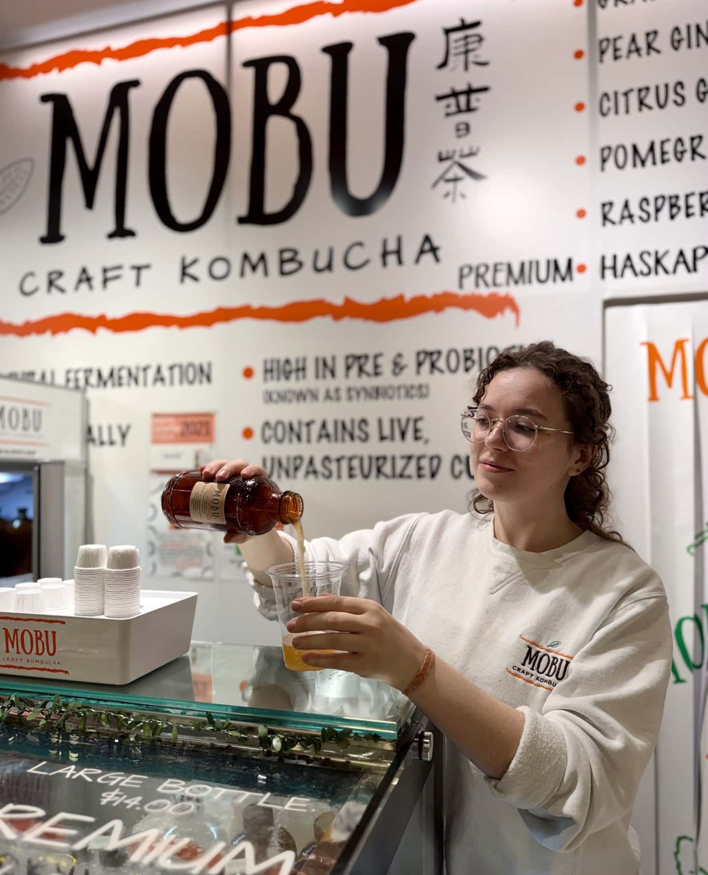 Sip smarter this weekend! 🧃✨ @mobu.kombucha crafts the most delicious, probiotic-rich kombucha using a signature blend of three premium teas. With six core flavors (Pear Ginger, Pomegranate Cherry, Mango, and more!) PLUS exclusive limited editions you can only get at the market, you'll want to try them all. 🍐🍒⁠
⁠
Grab a taste at Booth A22 and ask about their super convenient big bottle subscription!⁠
⁠
📍 Booth A22⁠
🕓 Fri 10–4 | Sat 9–4 | Sun 10–4