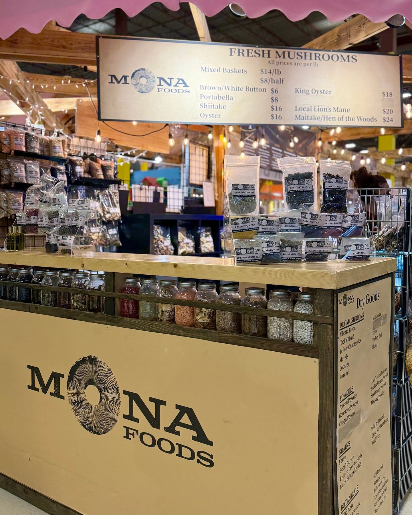 @monamushrooms brings a thoughtful selection of wild and locally sourced mushrooms, along with truffles, wild rice, and house-made seasonings. Fresh or dried, these ingredients add depth to soups, pastas, risottos, and simple weeknight meals.⁠
⁠
📍 Booth I15⁠
🕓 Fri 10–4 | Sat 9–4 | Sun 10–4⁠
⁠
#BountifulFarmersMarket #YEGLocal #YEGCooking #YEGFood #YEGMushrooms #YEG #ShopLocalYEG